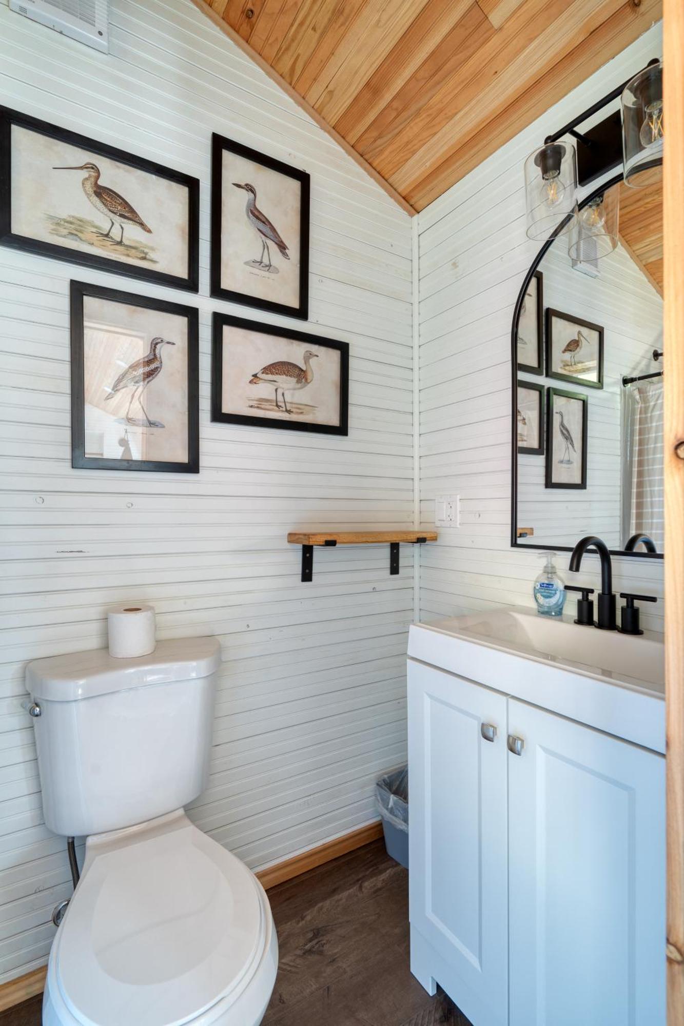 Holiday home Collection - Tiny Farmhouse - Walk To Local Shops & Restaurants *
