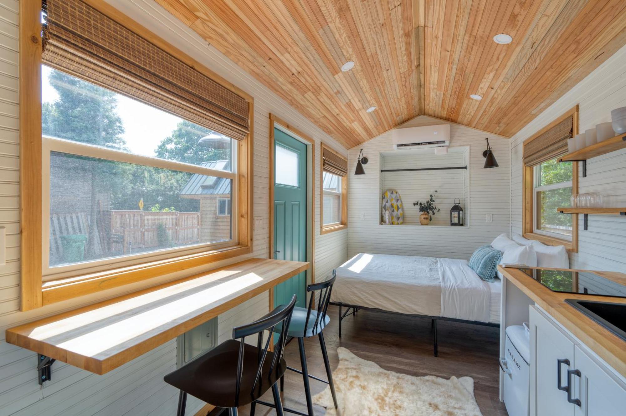 Holiday home Collection - Tiny Farmhouse - Walk To Local Shops & Restaurants