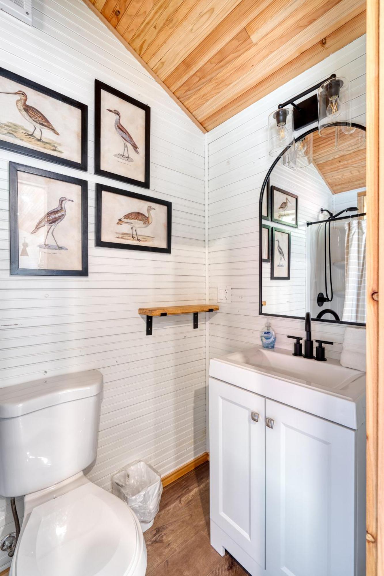 Holiday home Collection - Tiny Farmhouse - Walk To Local Shops & Restaurants *